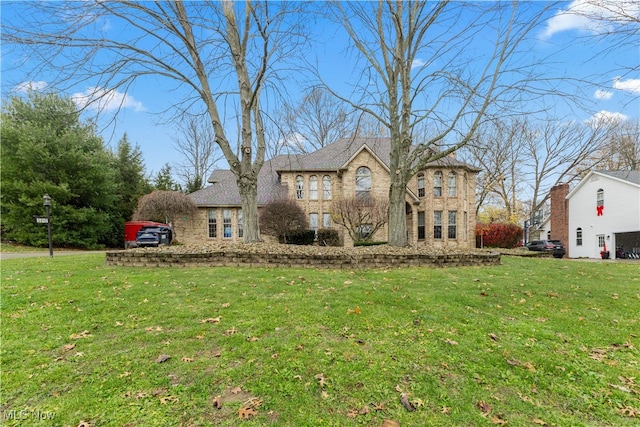 view of front of house featuring a front lawn