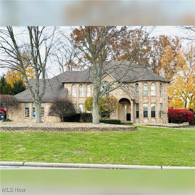 view of front of house featuring a front lawn