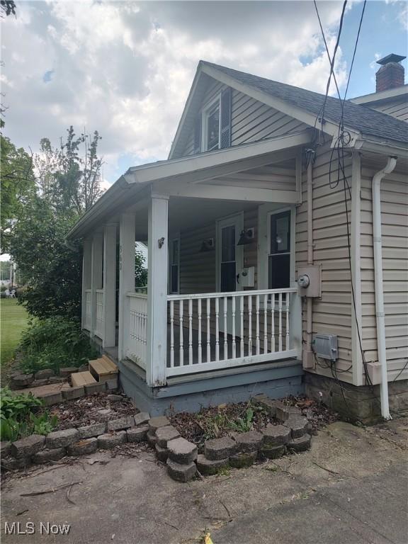 view of front of property with covered porch