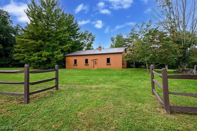 view of yard with an outdoor structure