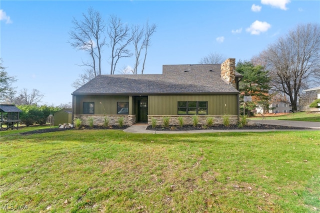 view of front of home with a front lawn