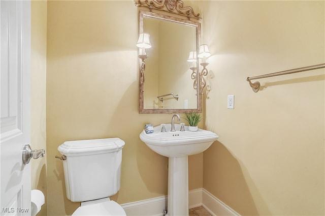 bathroom featuring toilet and sink