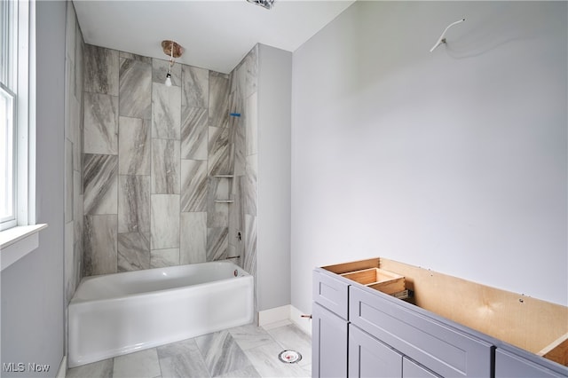 bathroom featuring tiled shower / bath combo