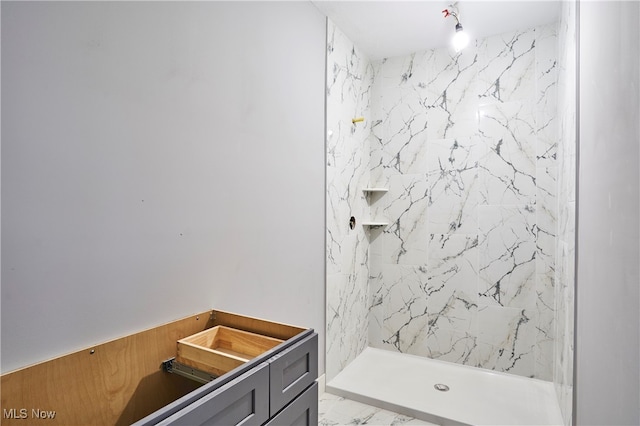 bathroom featuring tiled shower