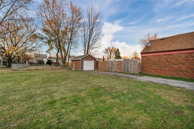 view of yard with an outbuilding and a garage