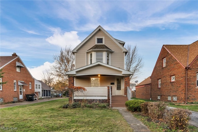 view of front of property featuring a front yard and a porch