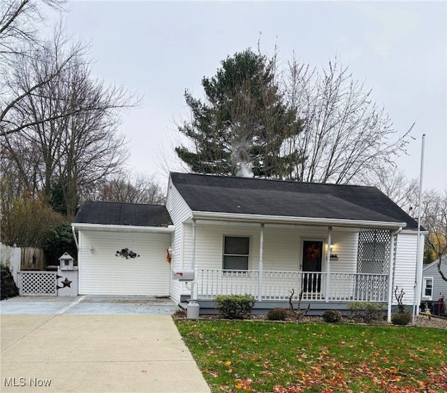 view of front of home featuring a front yard and a garage