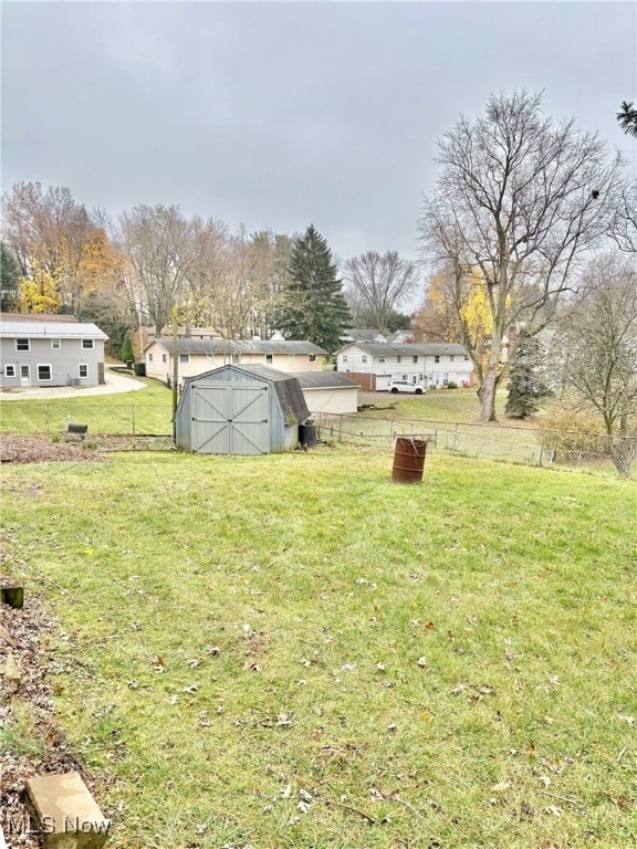 view of yard featuring a shed