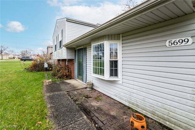 view of side of property featuring a lawn