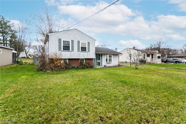 split level home featuring a front yard