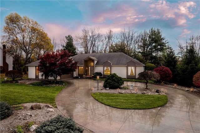 view of front of house featuring a lawn