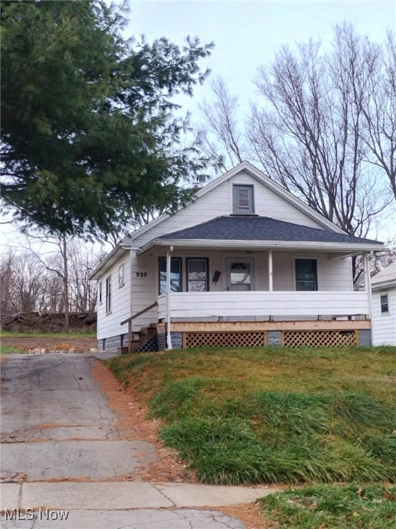 view of front facade with a porch and a front lawn