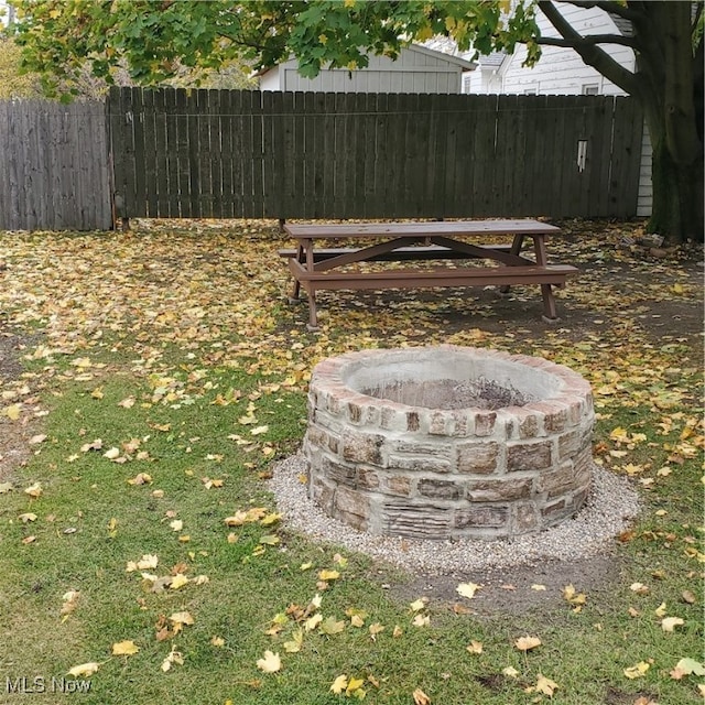 view of yard featuring an outdoor fire pit