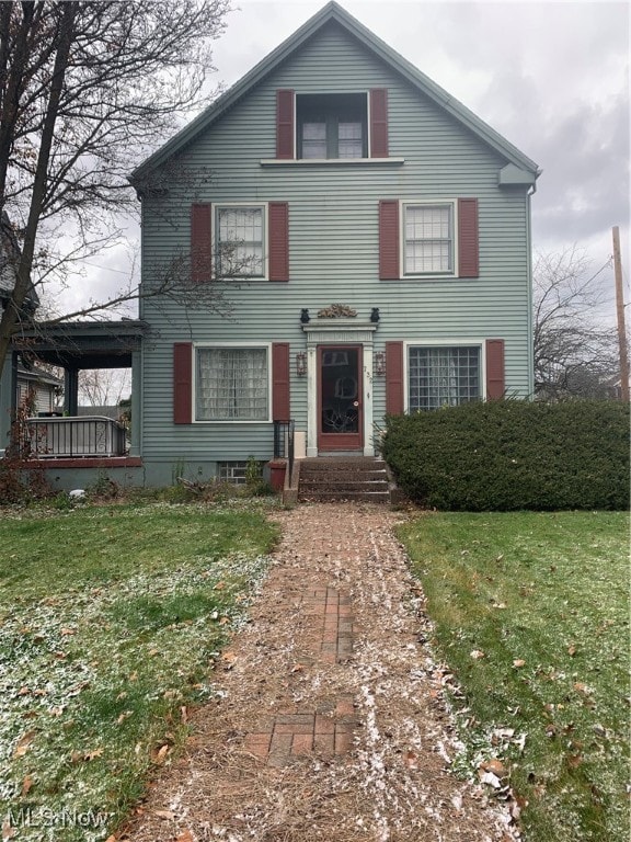 view of front facade featuring a front yard