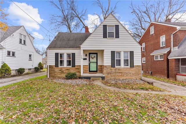 view of front of property featuring a front yard