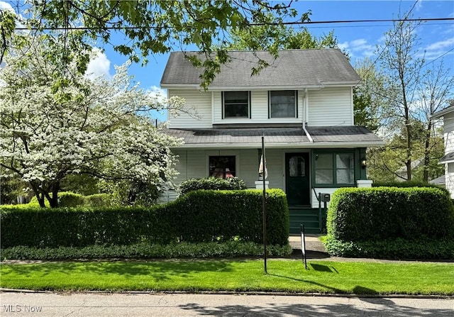 view of front facade featuring a porch and a front yard