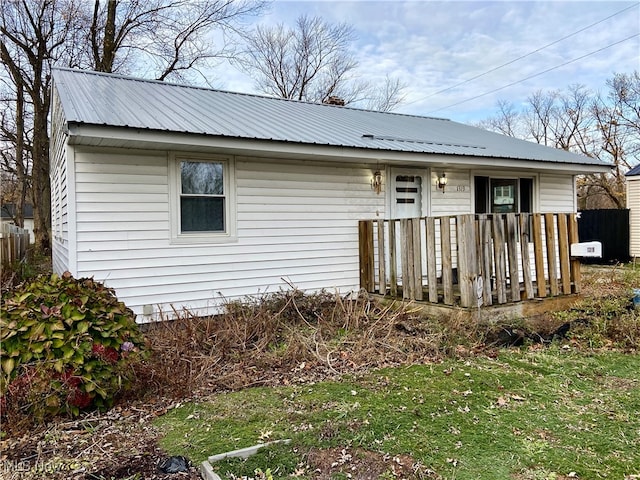 view of front of house with a front lawn