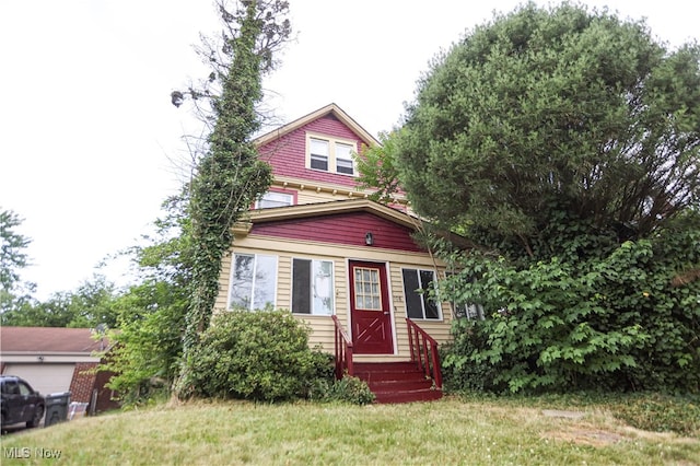 view of front facade featuring a front lawn