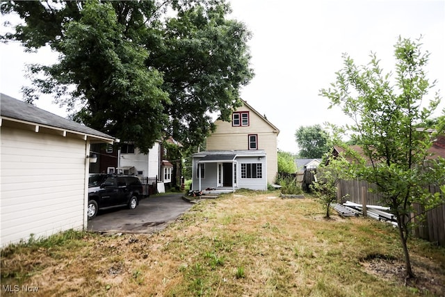 back of house featuring a yard