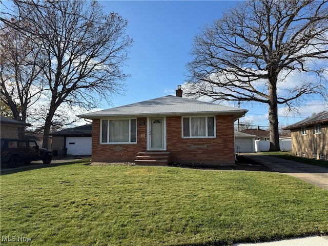 view of front of home featuring a front yard and a garage