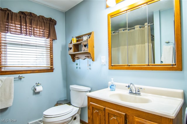 bathroom featuring a shower with curtain, vanity, and toilet