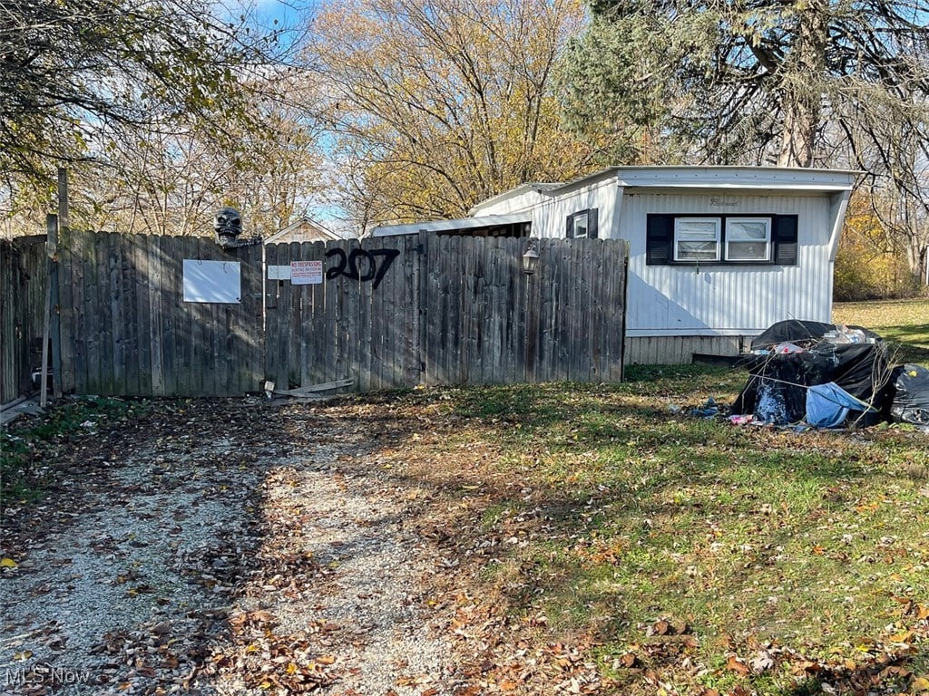 207 Carrolldale Ave NE, Canton, OH 44704 - view of yard