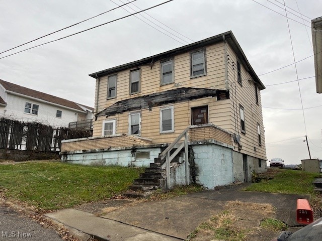 view of front of house with a front lawn