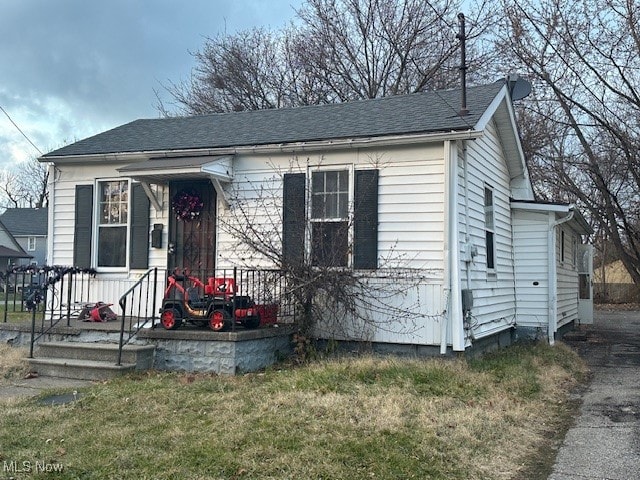 bungalow-style house with a front yard