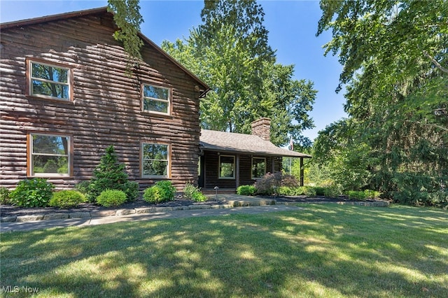 view of front of home featuring a front lawn