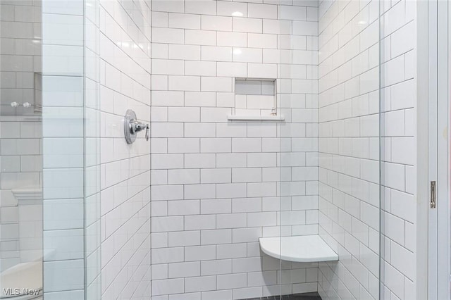 bathroom featuring tiled shower