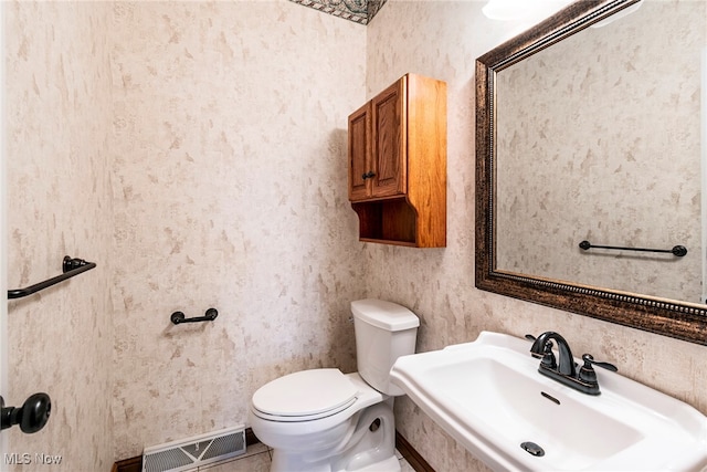 bathroom featuring toilet and sink