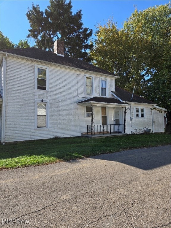 view of front facade with a front yard and a porch