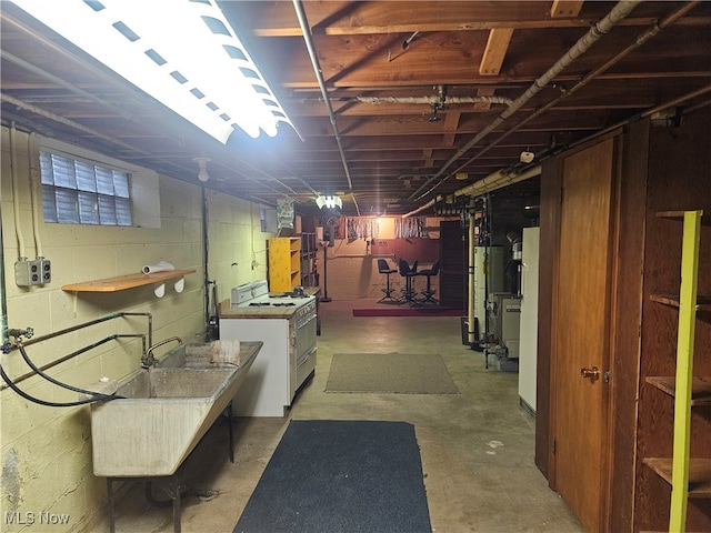 basement with sink and washer / clothes dryer