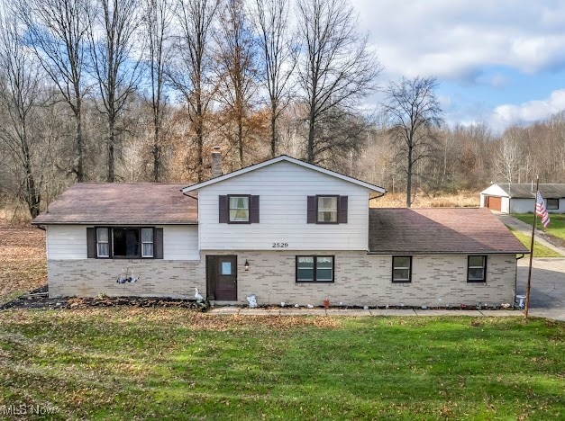 view of front of house with a front lawn