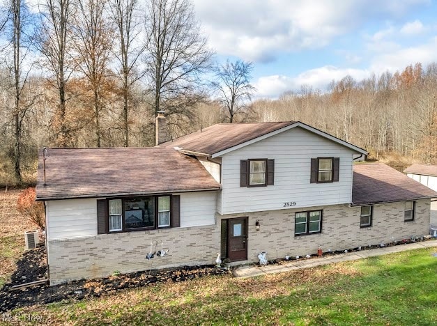 split level home featuring a front yard