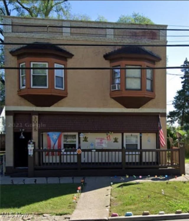 view of front of property featuring a front lawn