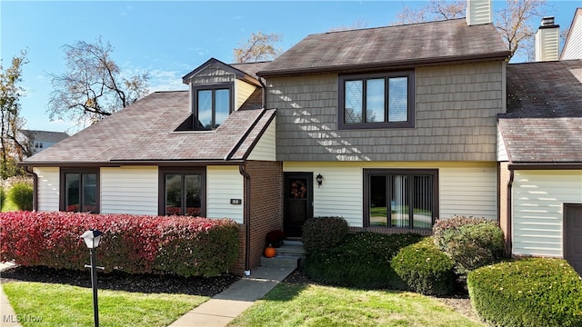 view of front of property featuring a front lawn