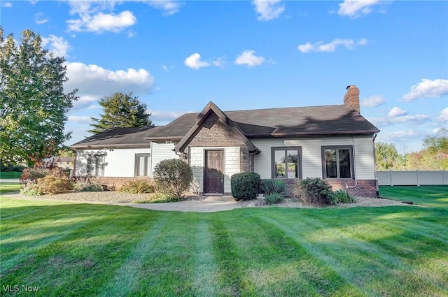 view of front of house with a front lawn