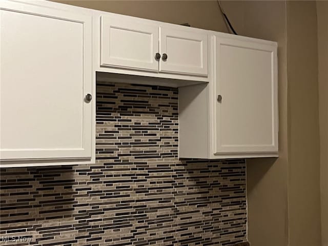 room details featuring decorative backsplash