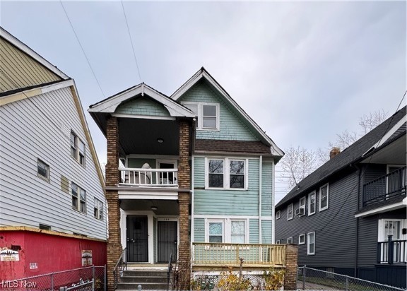 view of front of property featuring a balcony