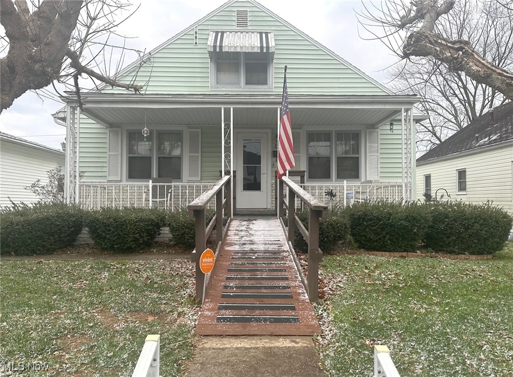 bungalow featuring a front lawn