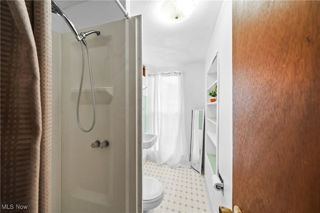 bathroom featuring a shower with curtain and toilet