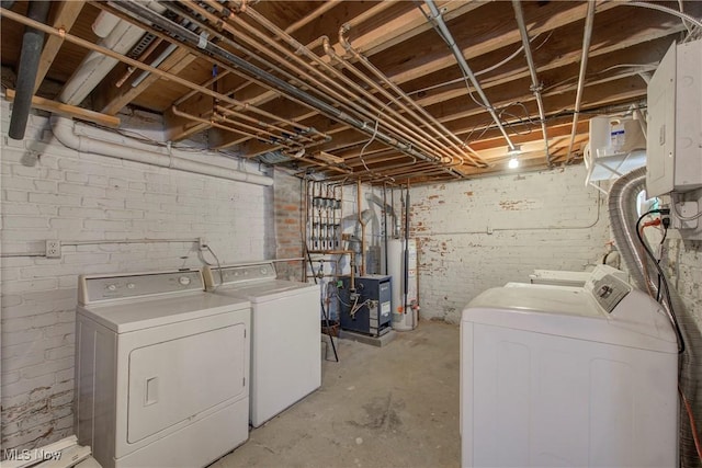 washroom featuring gas water heater and washing machine and clothes dryer