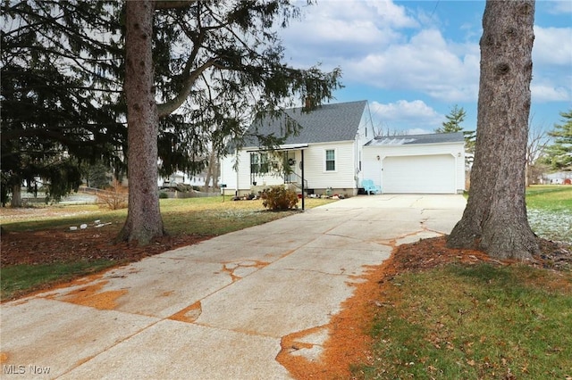 view of front of home featuring a garage and a front yard