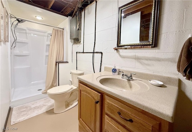 bathroom featuring a shower with curtain, vanity, and toilet