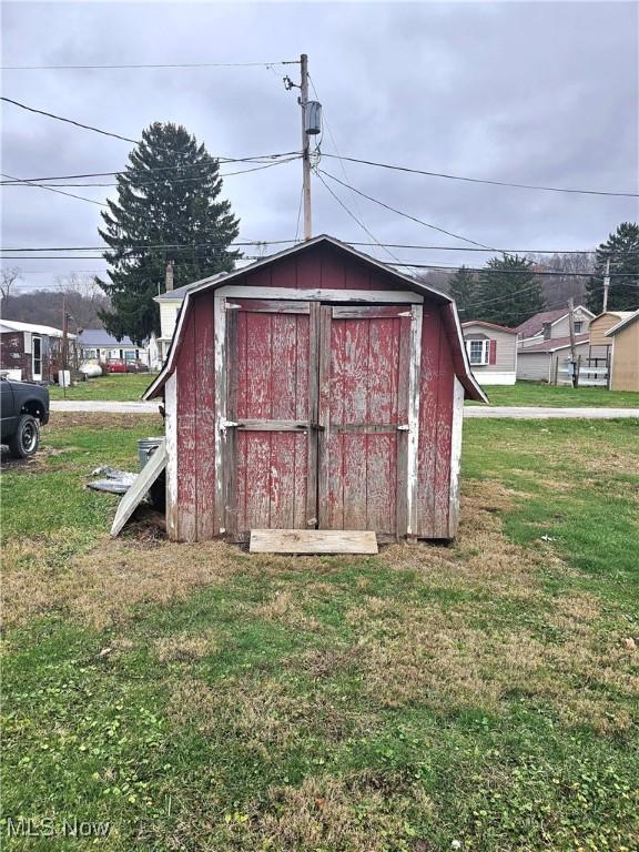 view of outdoor structure with a yard