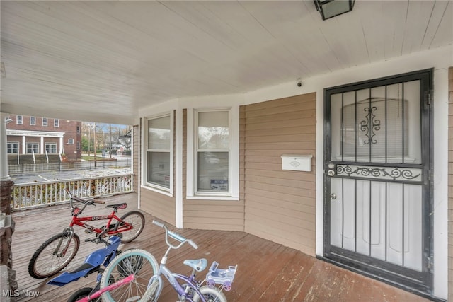 property entrance featuring a porch