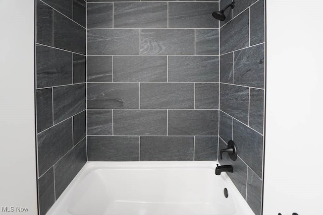 bathroom with tiled shower / bath