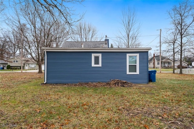 view of side of property featuring a lawn