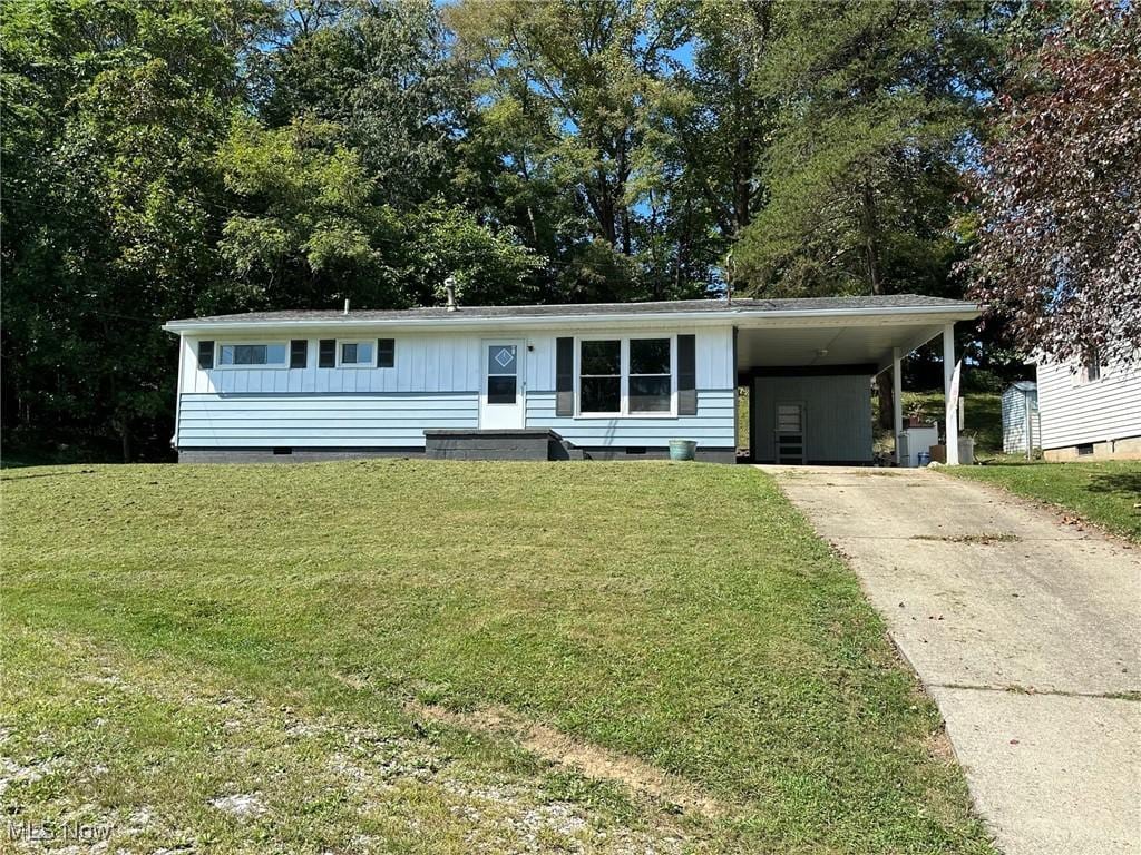 view of front facade featuring a front lawn and a carport